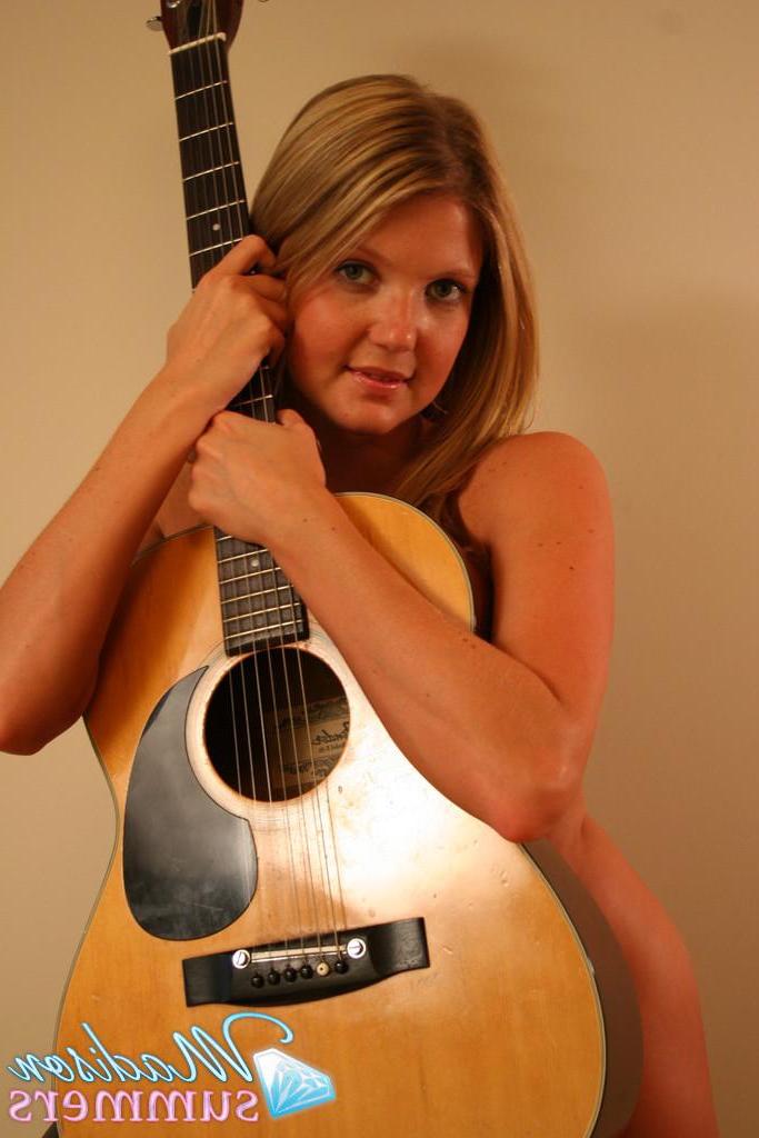 20P Pictures of teen star Madison Summers making some tunes in the nude