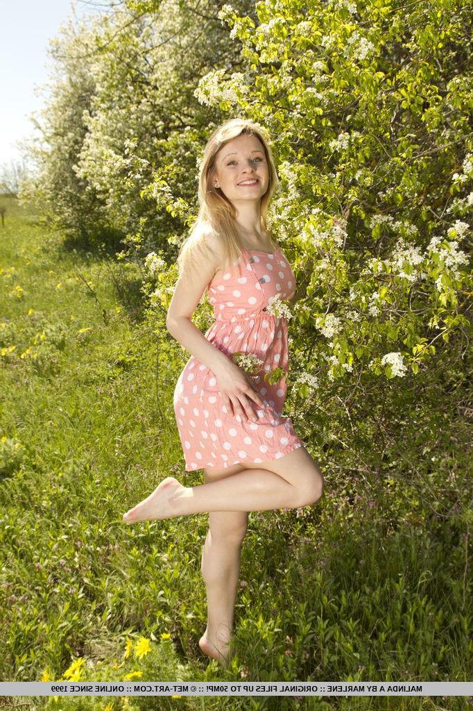 18P Malinda takes off her polka-dotted dress revealing her fully nude body