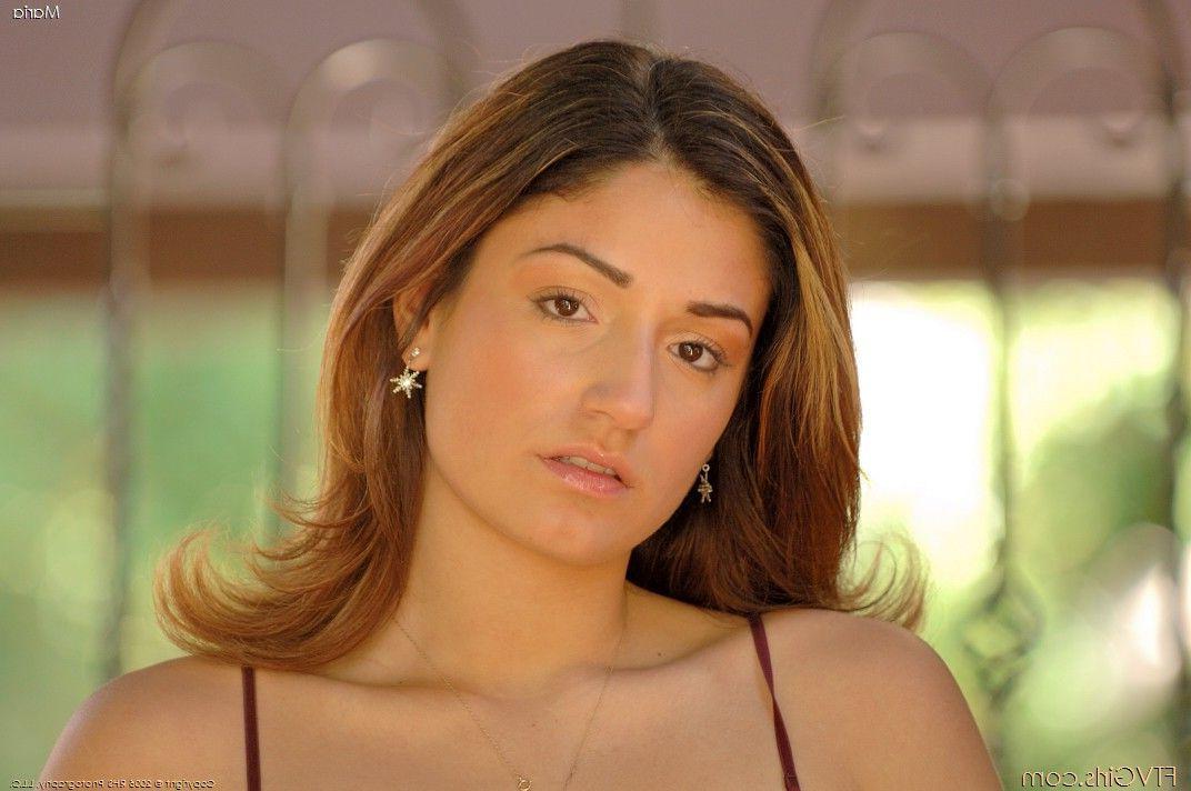 20P Pictures of Maria pleasuring her clit with a vibrator