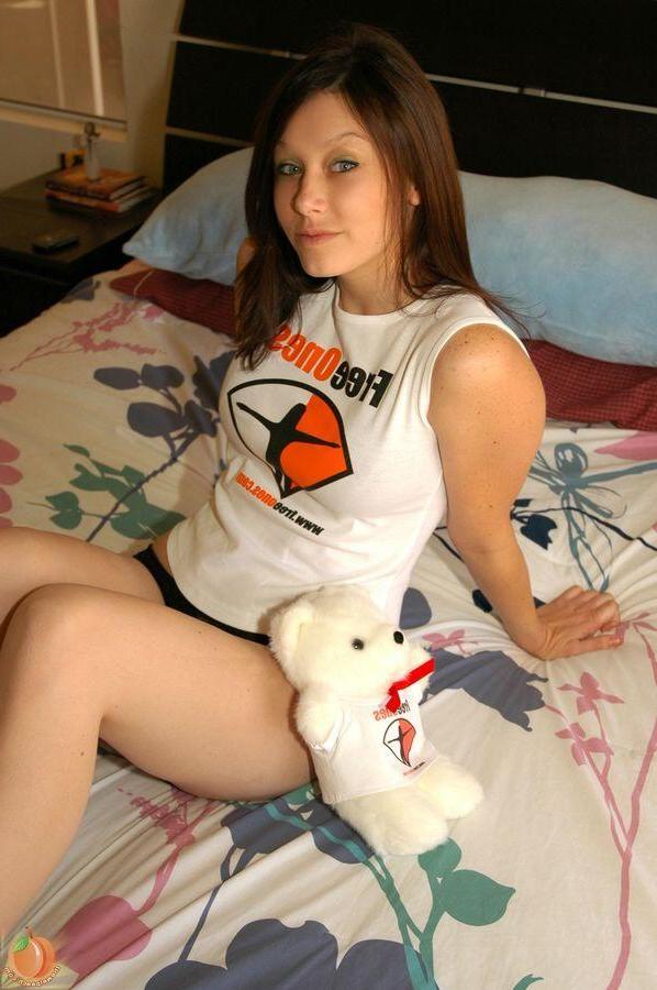 16P Pictures of wet peach Marie waiting for you in bed