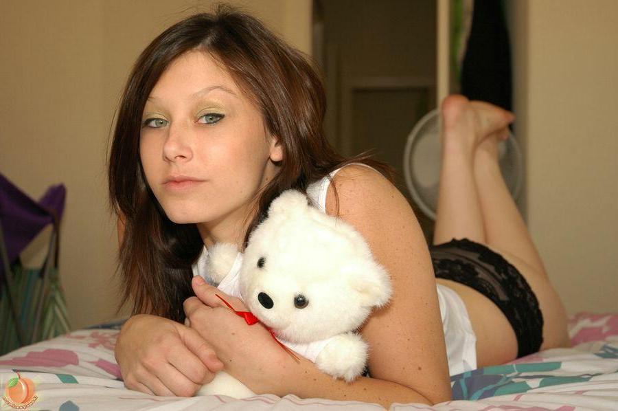 16P Pictures of wet peach Marie waiting for you in bed