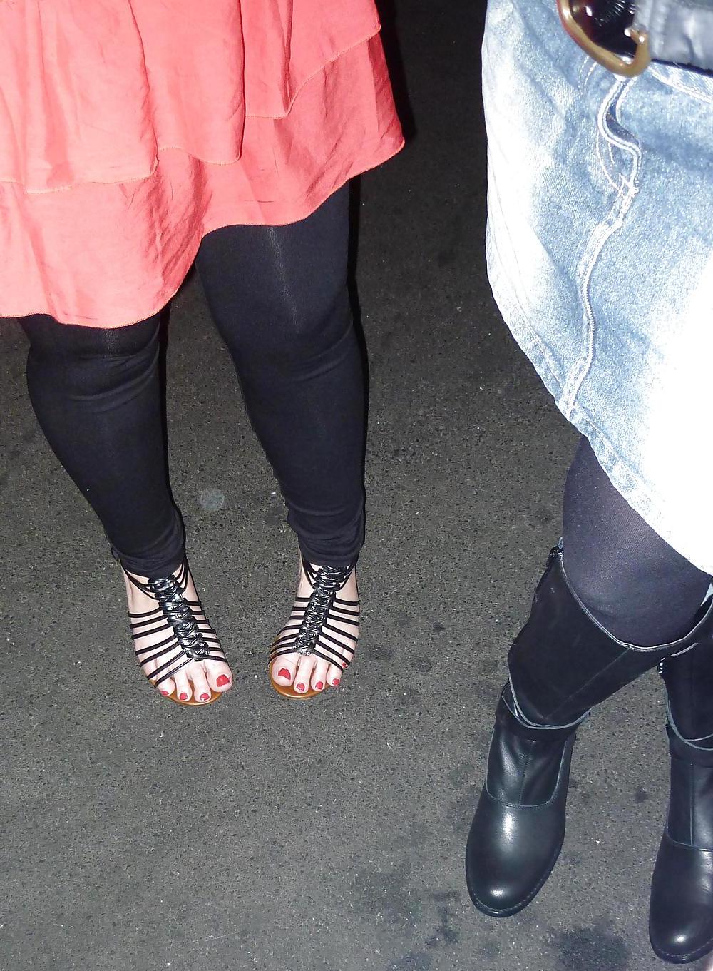 25P Voyeur Legs Pix