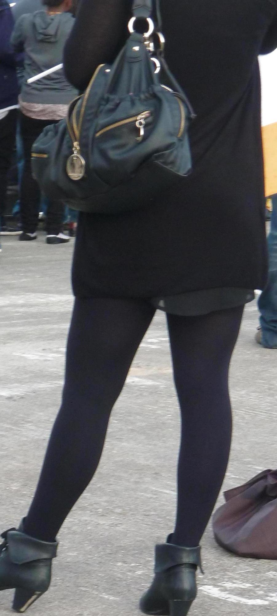 25P Voyeur Legs Pix