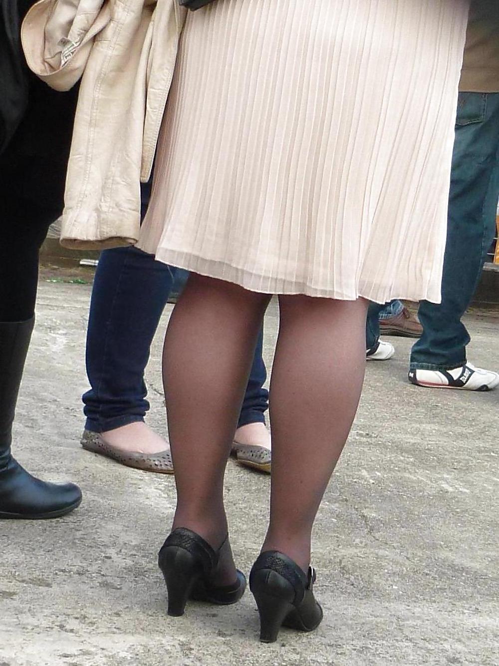 25P Voyeur Legs Pix