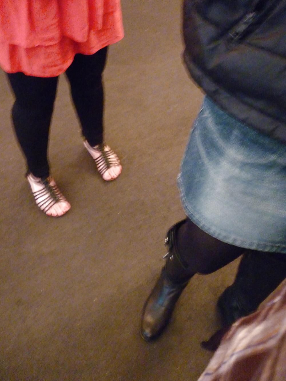 25P Voyeur Legs Pix
