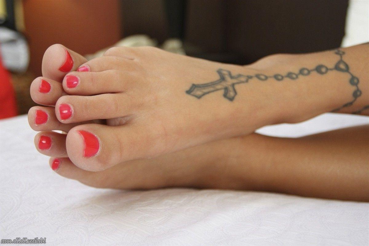 15P Pictures of teen chick Melissa XoXo playing with herself in bed