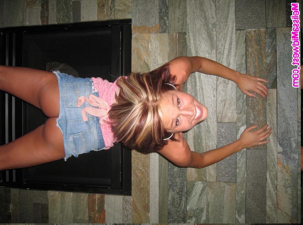 20P Pictures of Melissa Midwest showing you her pussy