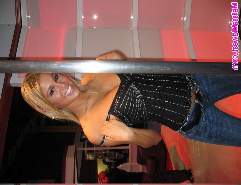 15P Melissa Midwest at a porn show