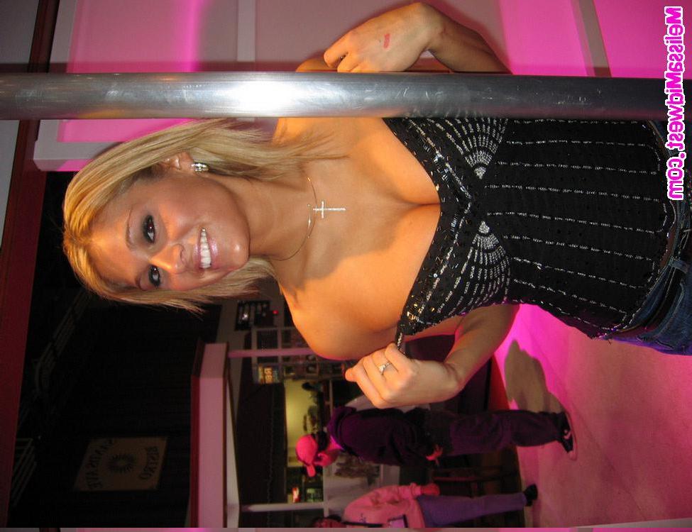 15P Melissa Midwest at a porn show