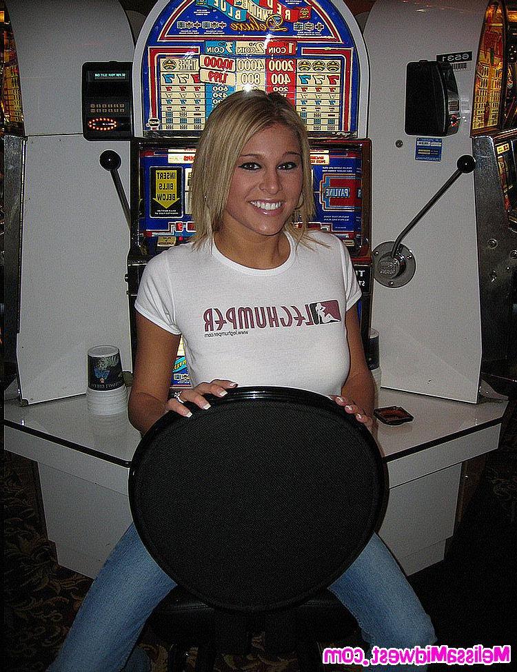 15P Melissa Midwest at a porn show