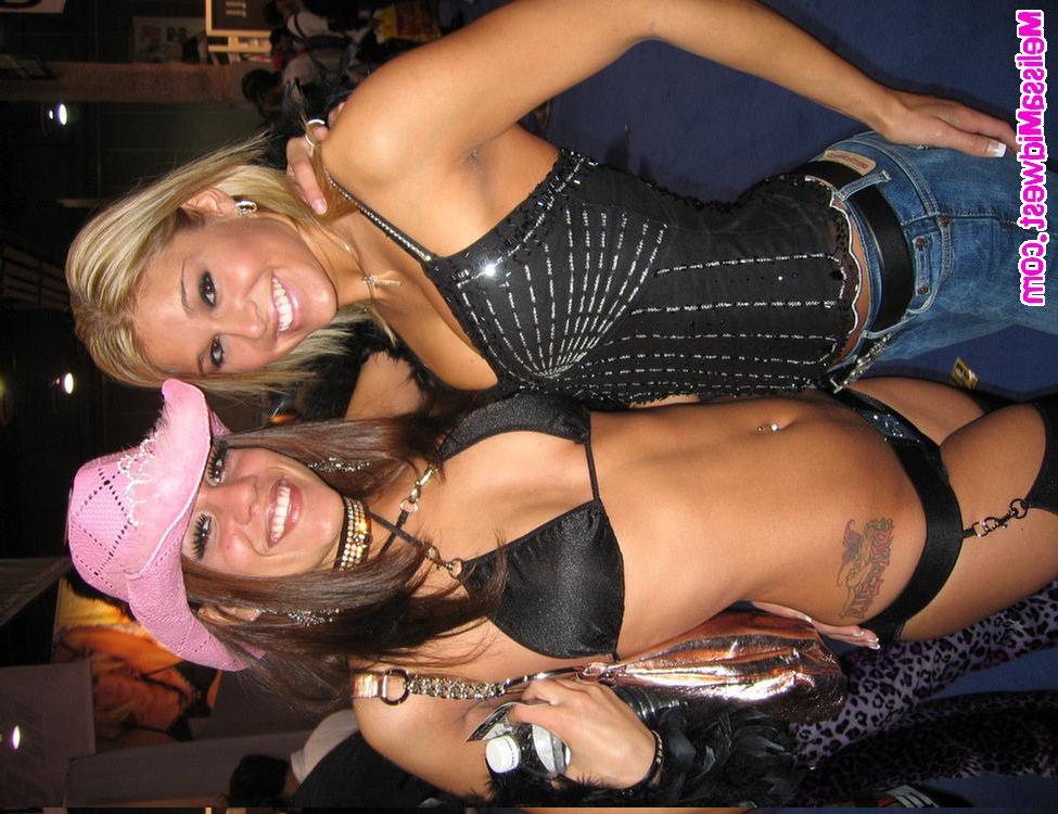 15P Melissa Midwest at a porn show
