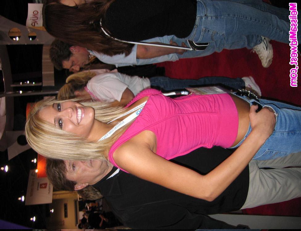 15P Melissa at a porn convention