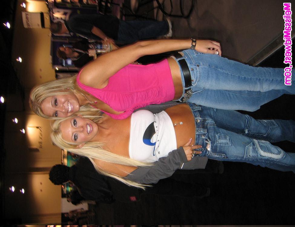 15P Melissa at a porn convention