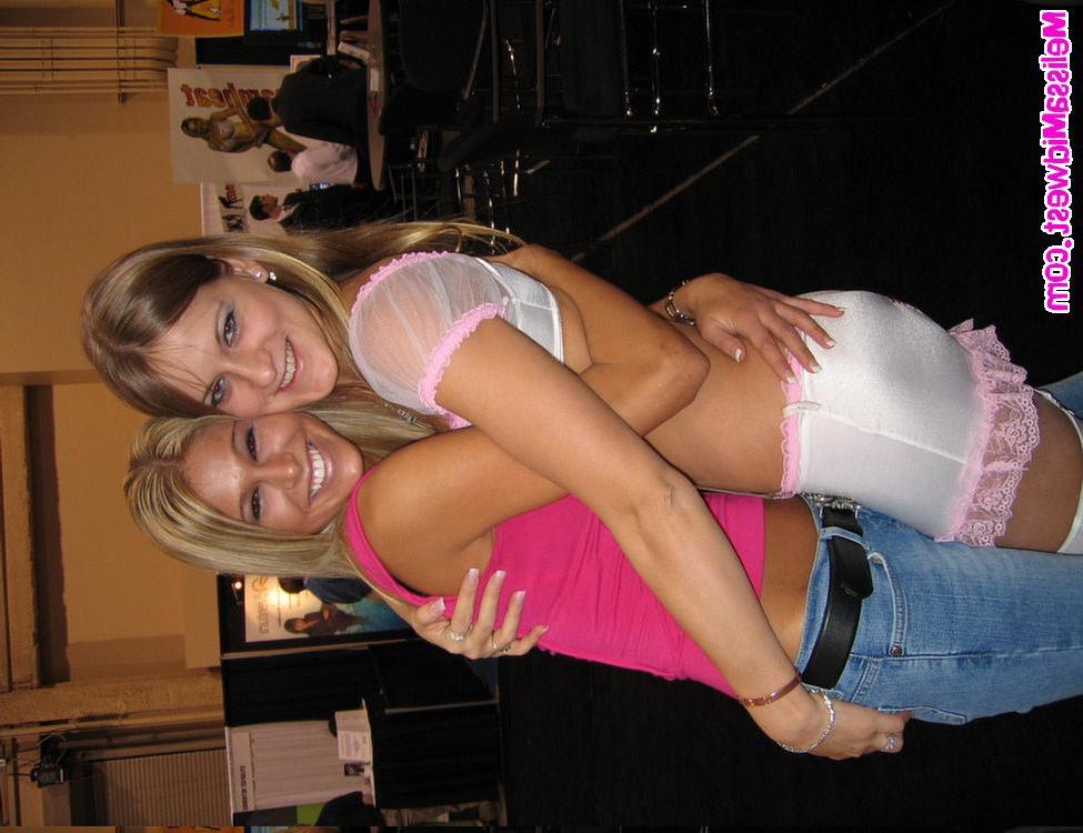 15P Melissa at a porn convention