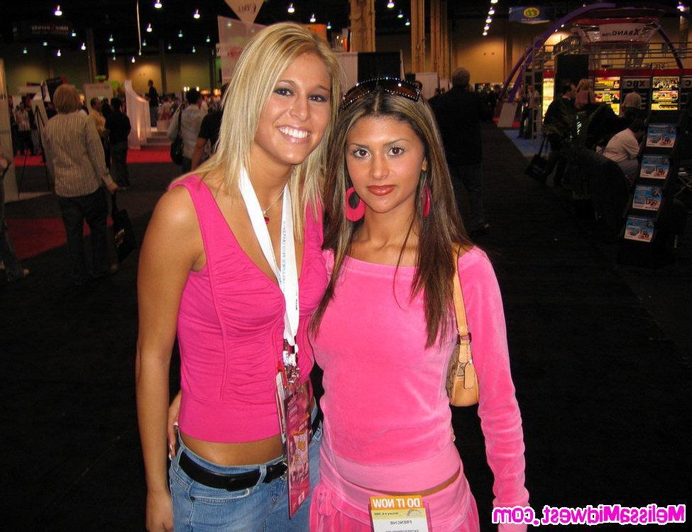 15P Melissa at a porn convention