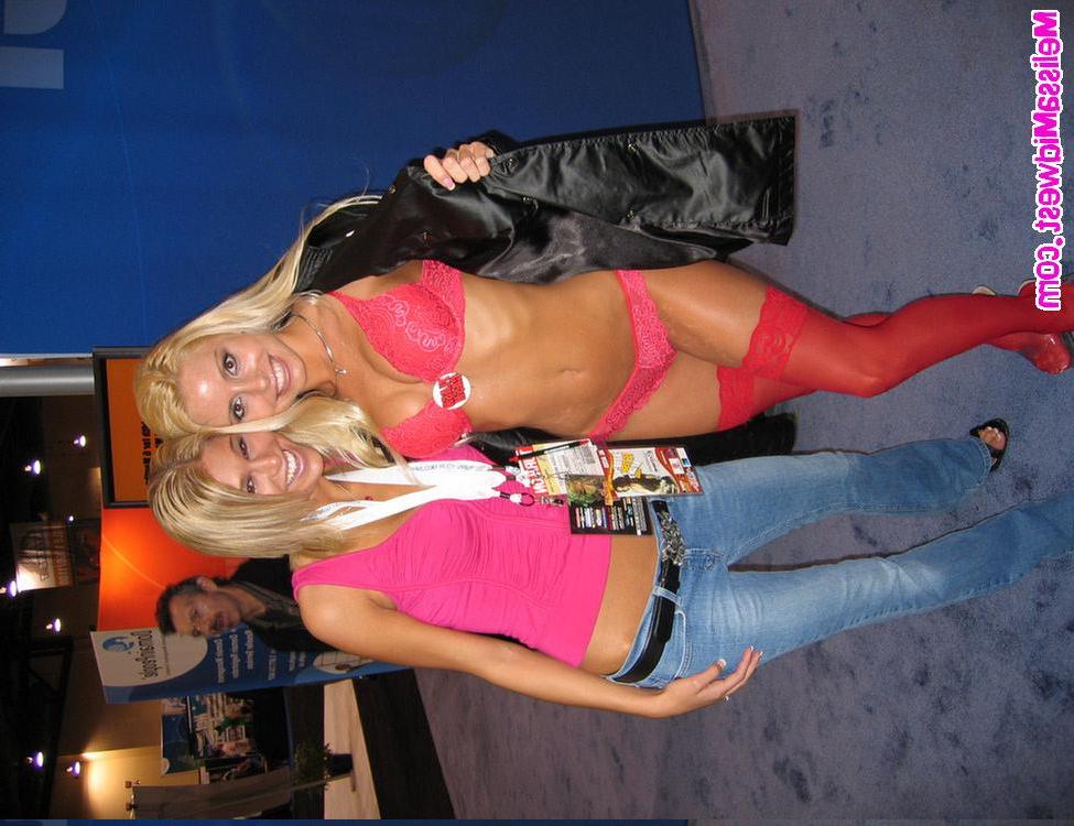 15P Melissa at a porn convention