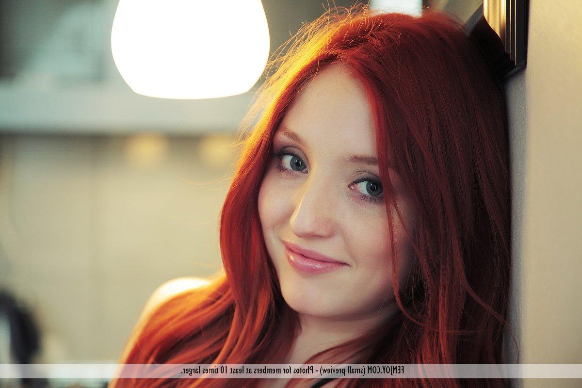16P Grogeous redhead teen Marga E displays her stunning nude body