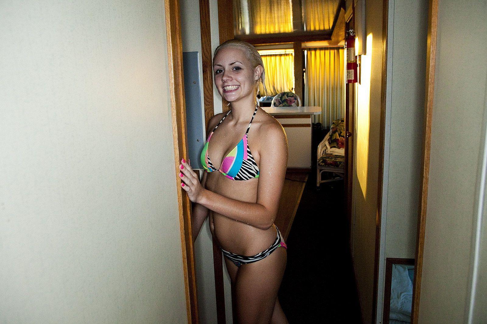 16P Pictures of Miley Mason pleasuring her sweet pussy