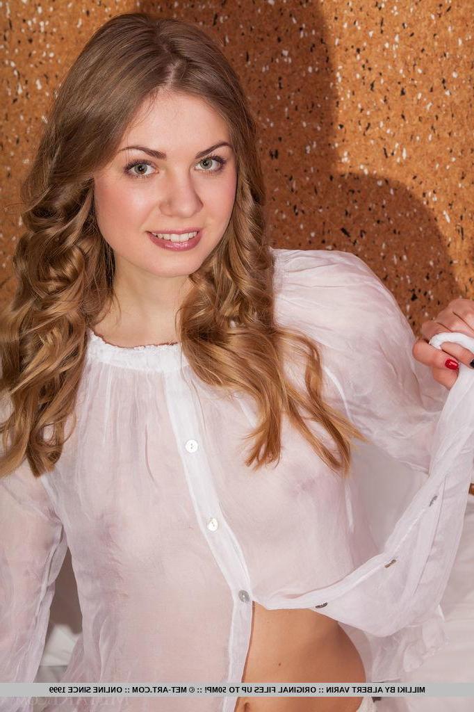 18P Beautiful girl Milliki strips nude and flaunts her super hot body