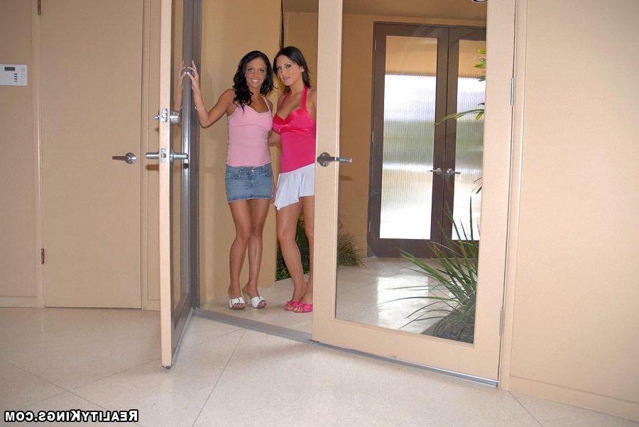 20P Pictures of Stephanie and Mindy sharing a hard cock