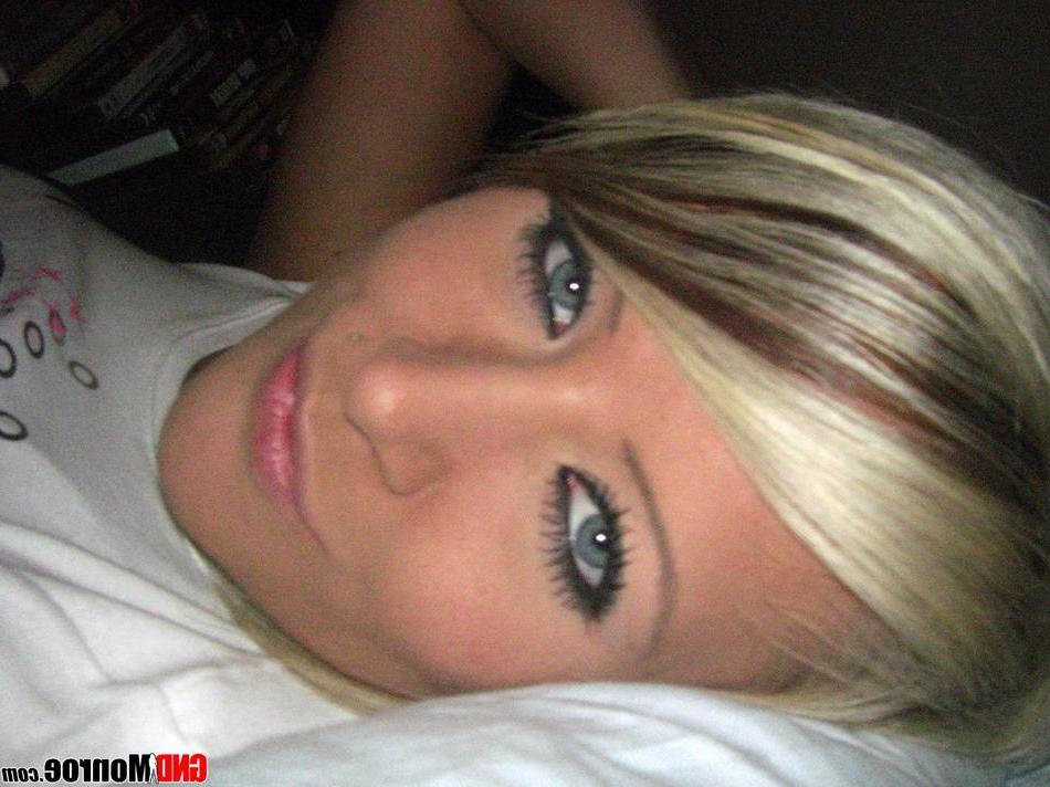 15P Pictures of teen babe GND Monroe taking sexy pics of herself