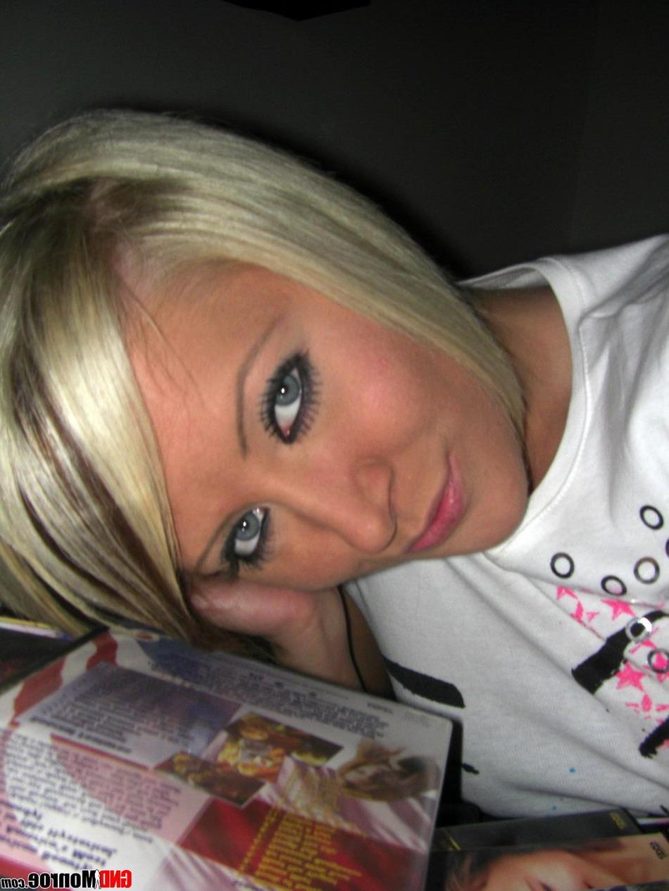 15P Pictures of teen babe GND Monroe taking sexy pics of herself