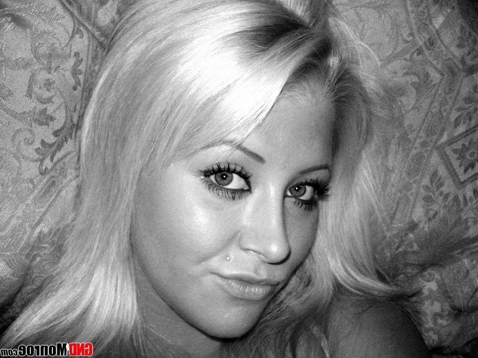 16P Pictures of GND Monroe taking hot black and white pics of herself