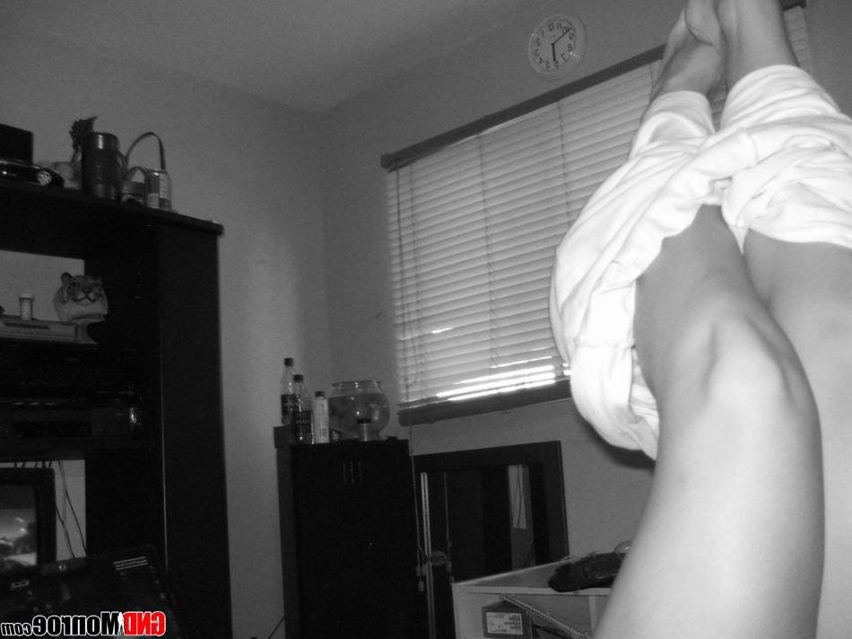 16P Pictures of GND Monroe taking hot black and white pics of herself