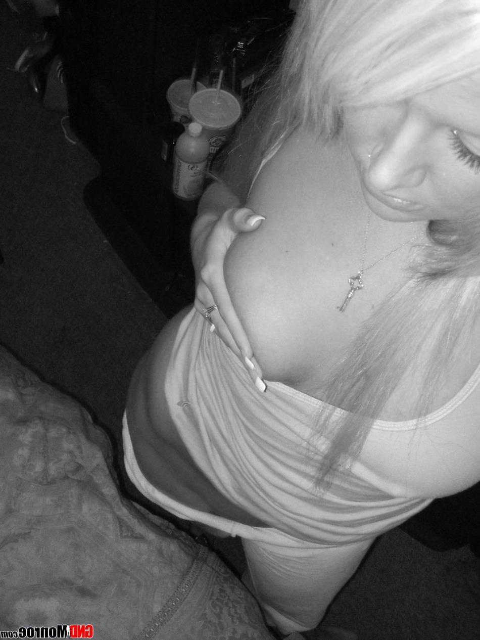 16P Pictures of GND Monroe taking hot black and white pics of herself