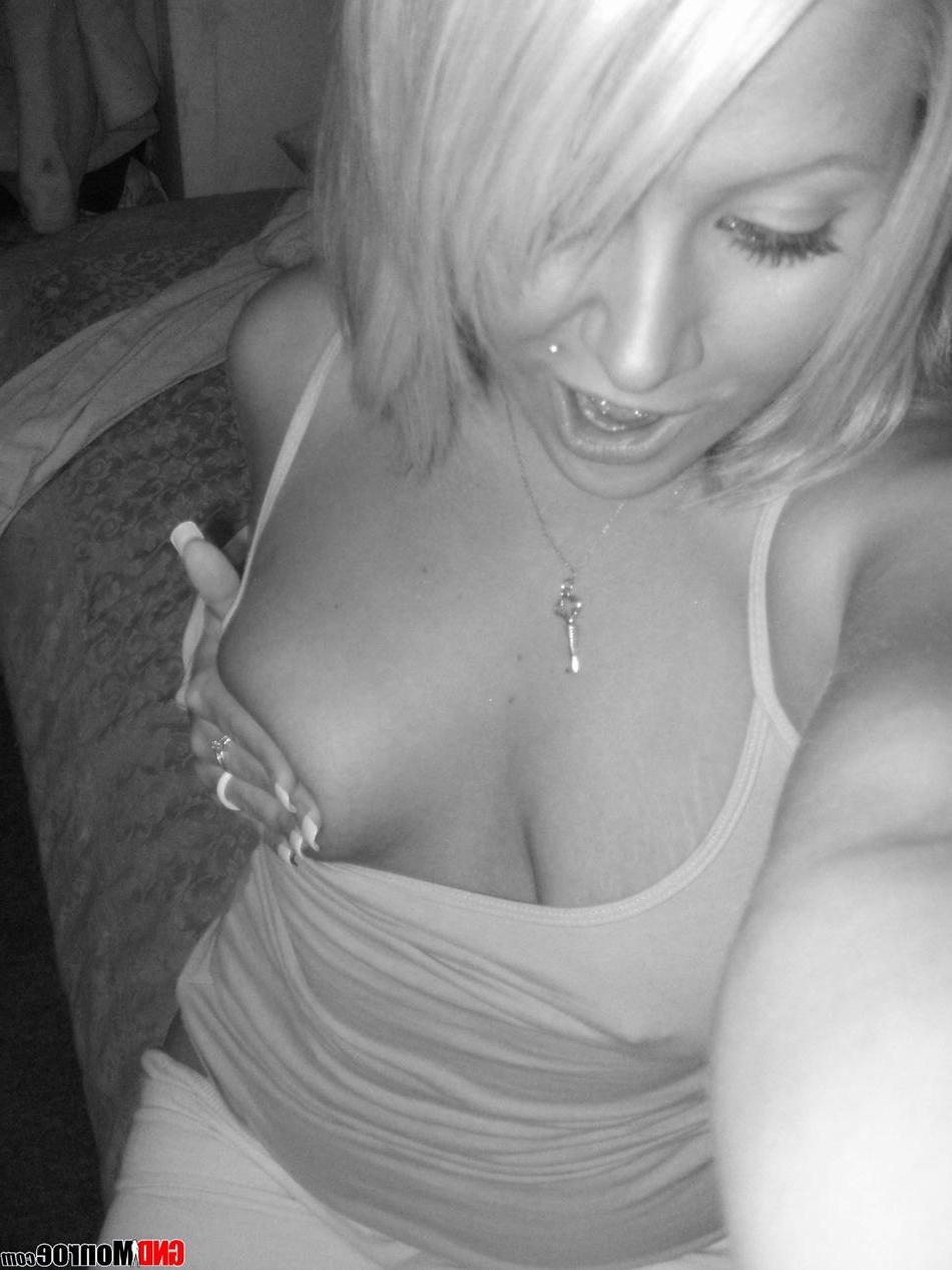 16P Pictures of GND Monroe taking hot black and white pics of herself