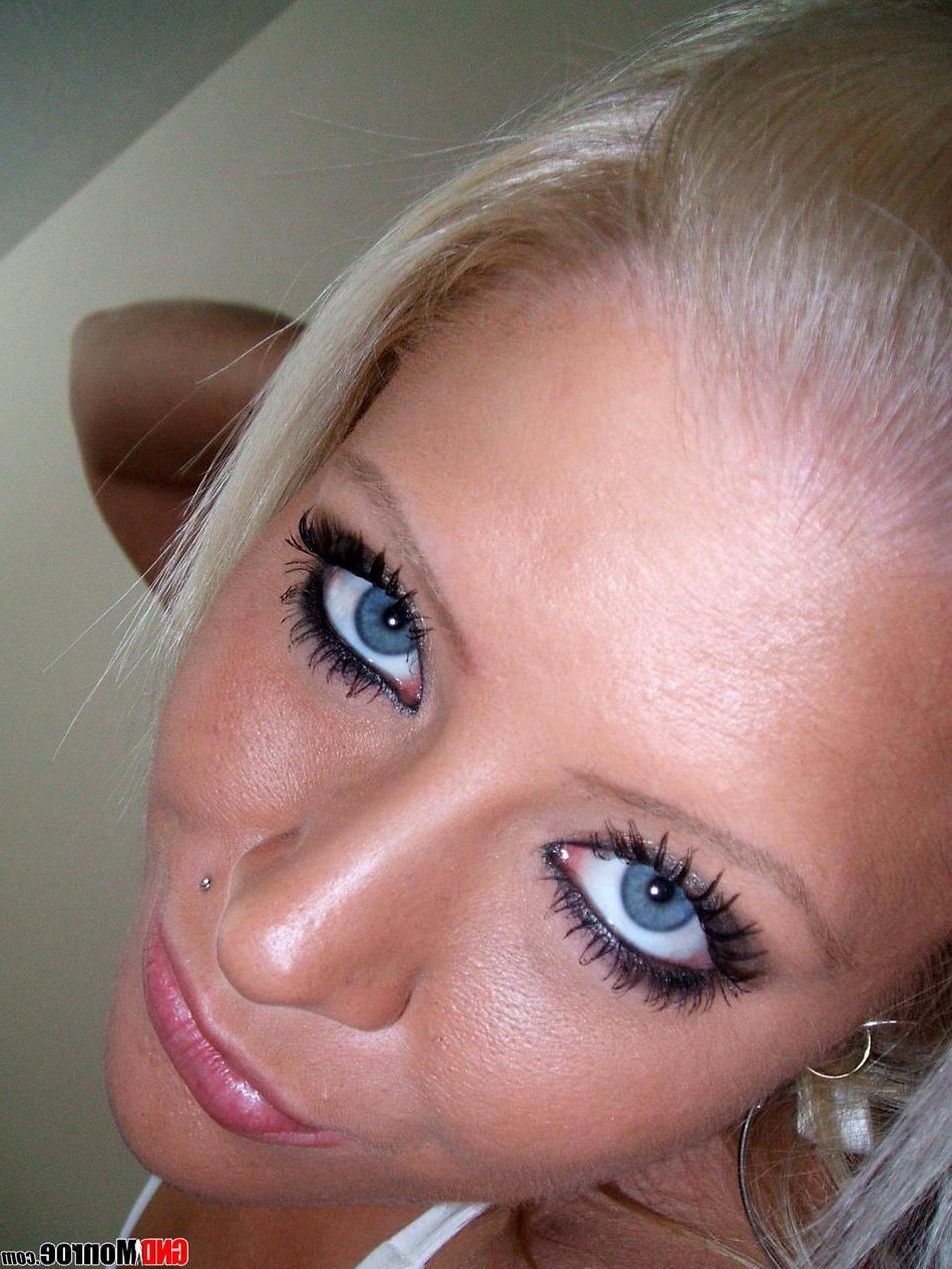 15P Pictures of GND Monroe taking hot pics of her rubbing her pussy
