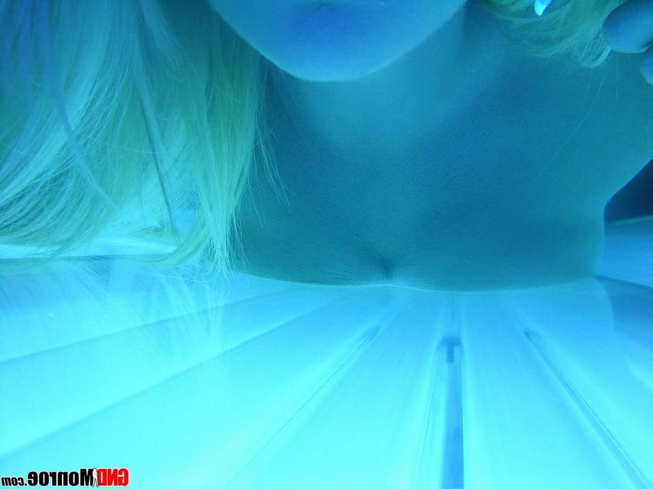 16P Pictures of teen babe GND Monroe getting a tan