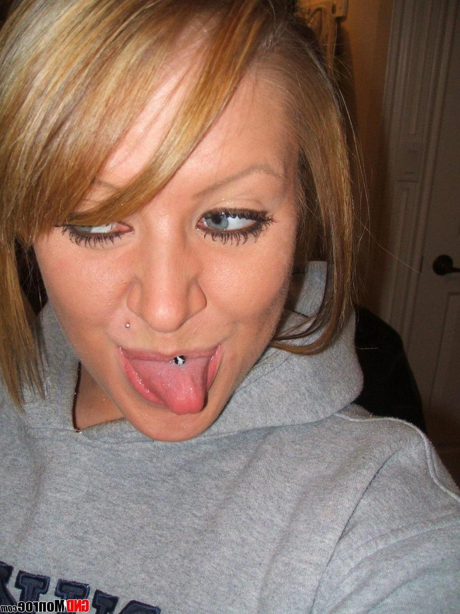 16P Pictures of GND Monroe taking pics of her self in bed