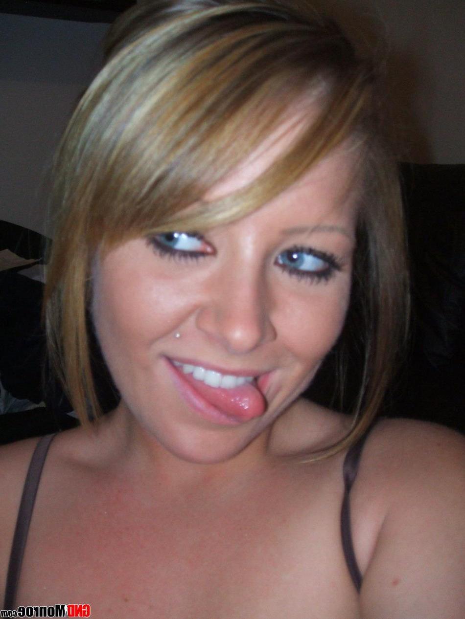 16P Pictures of GND Monroe taking pics of her self in bed