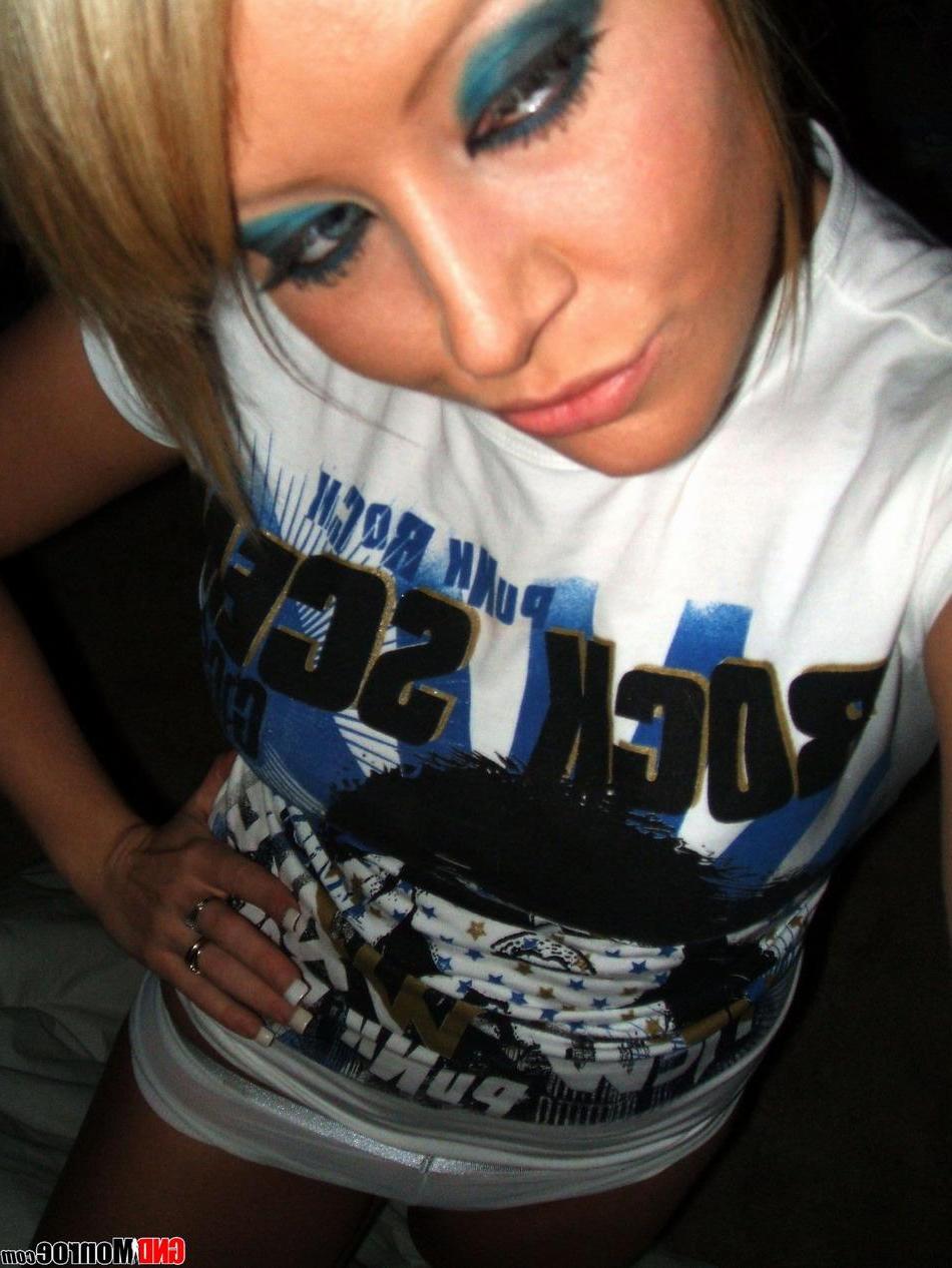 16P Pictures of teen hottie GND Monroe teasing on webcam