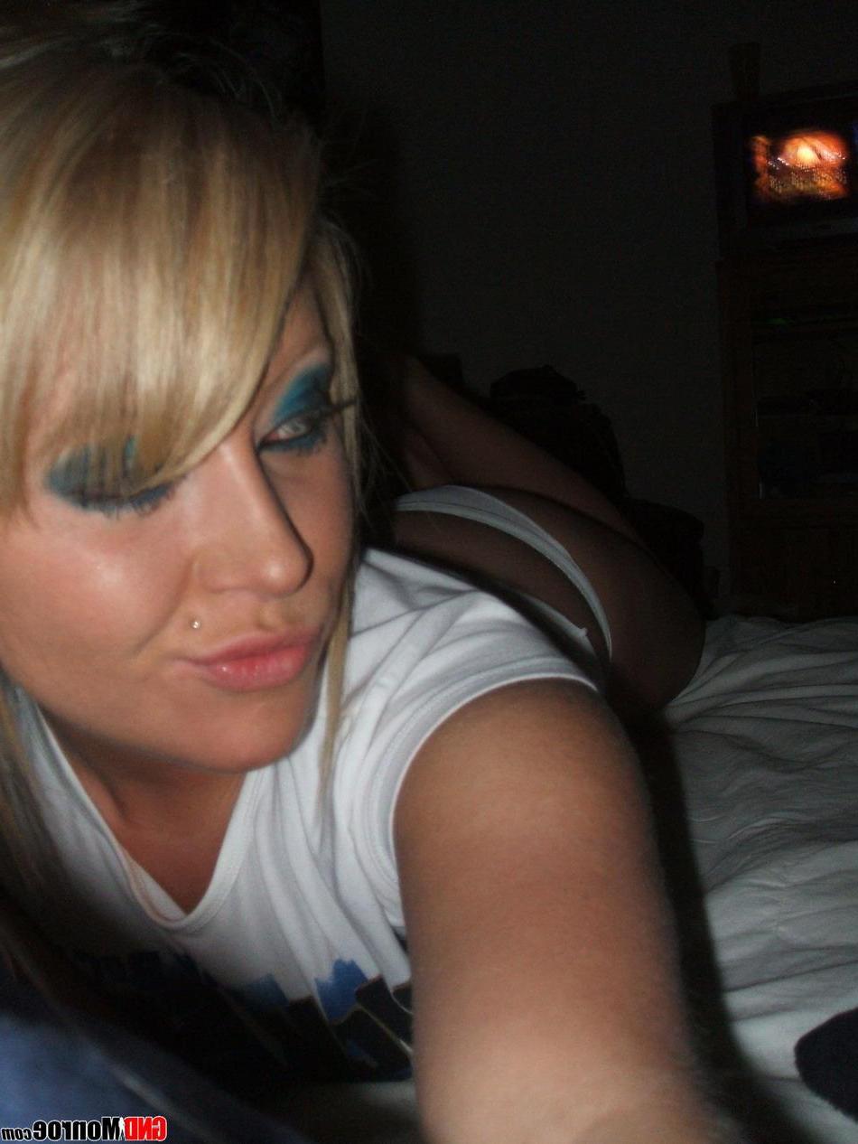 16P Pictures of teen hottie GND Monroe teasing on webcam