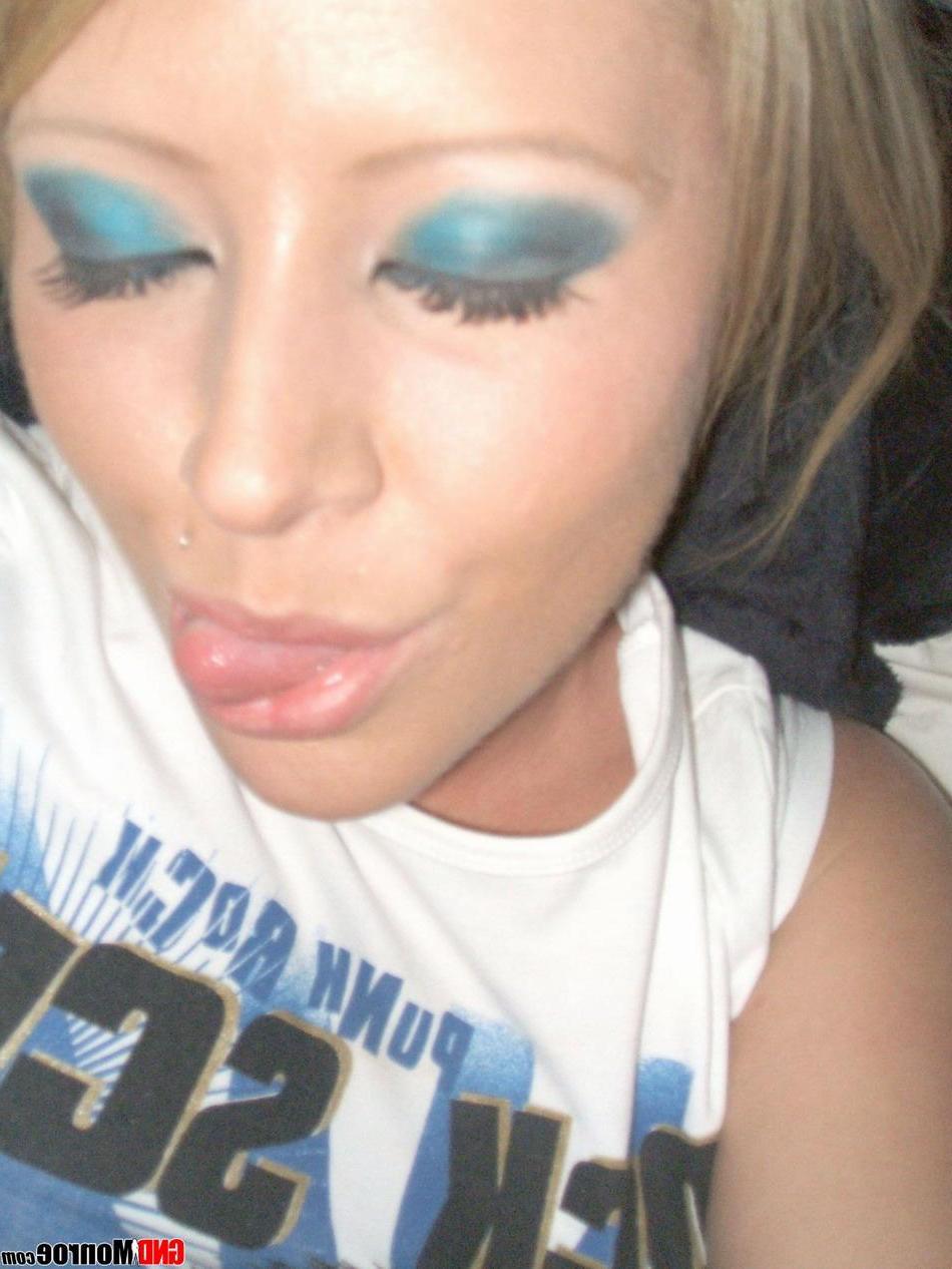 16P Pictures of teen hottie GND Monroe teasing on webcam