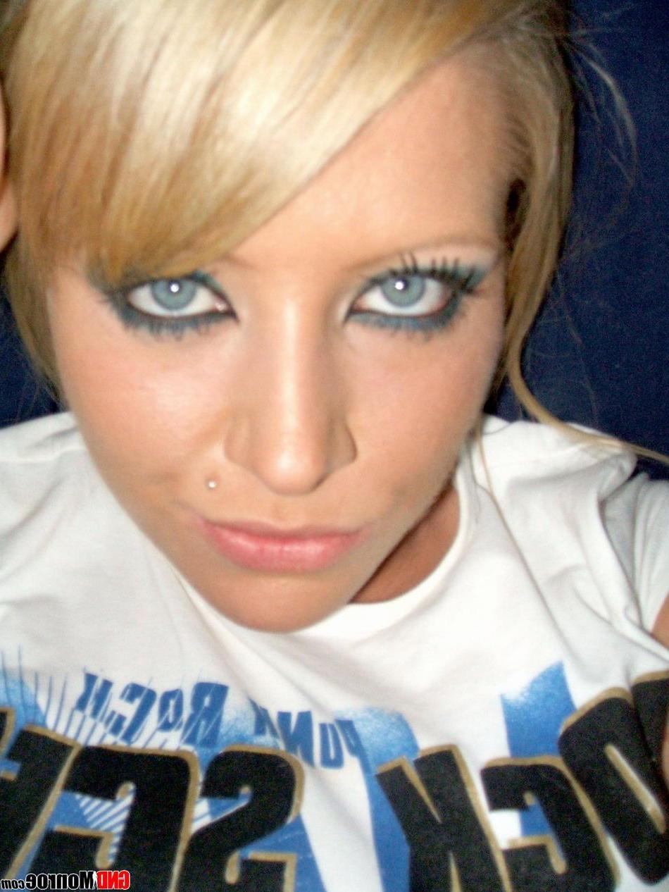 16P Pictures of teen hottie GND Monroe teasing on webcam
