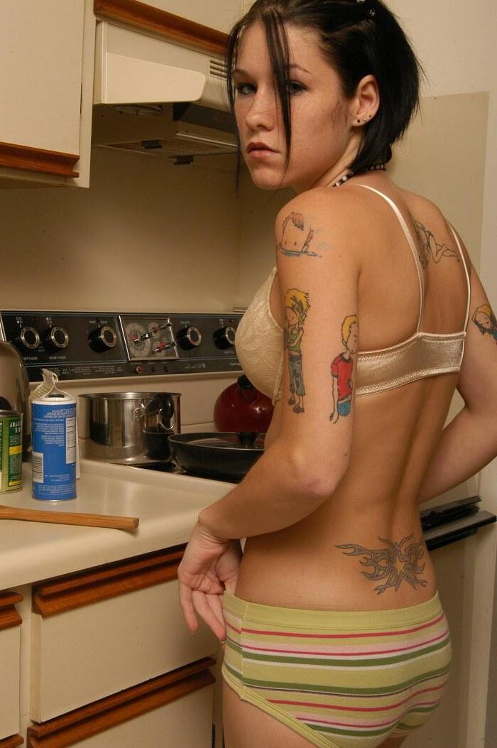 16P Pictures of Naughty Nati fingering herself on the kitchen counter