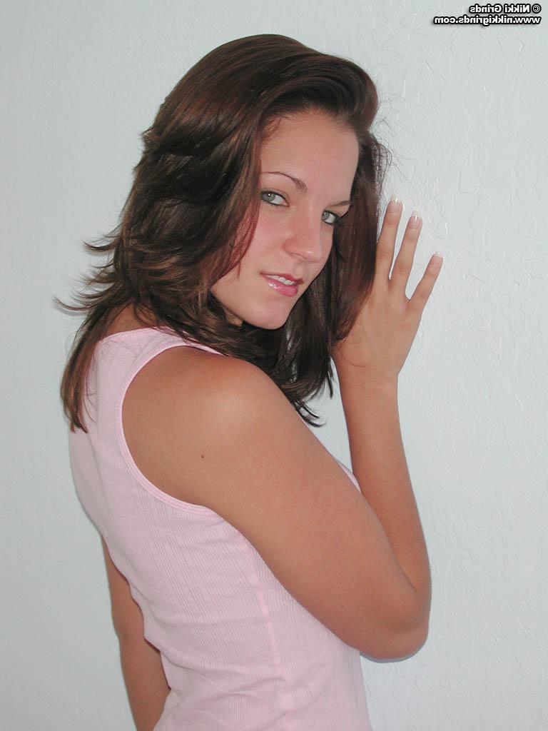 20P Pictures of Nikki Grinds getting all nude for you
