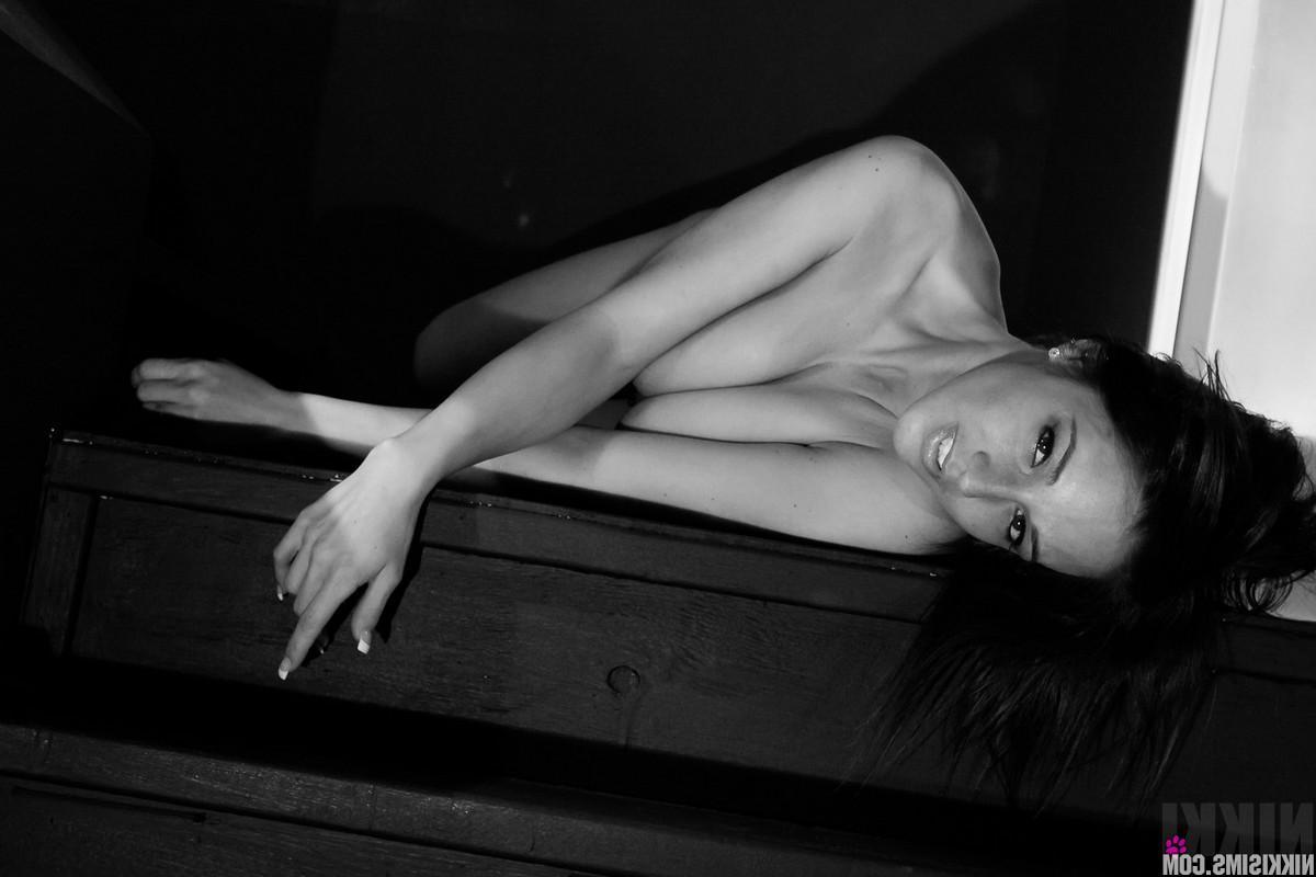 15P Hot girl Nikki puts on her sexy leopard lingerie and teases in black and white