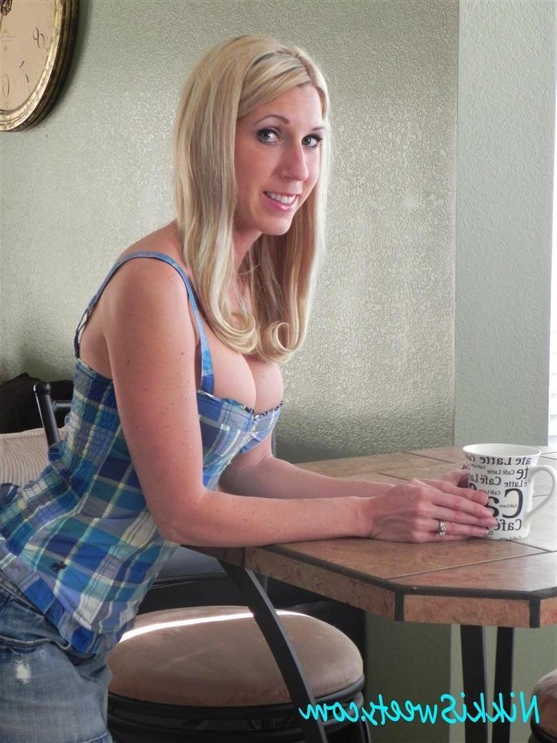 15P Pictures of Nikki Sweets fingering her tight pussy
