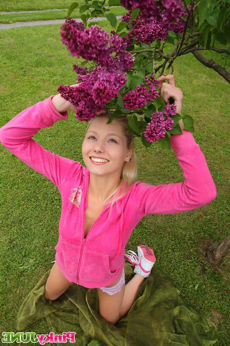 15P Pictures of Pinky June fucking herself outside