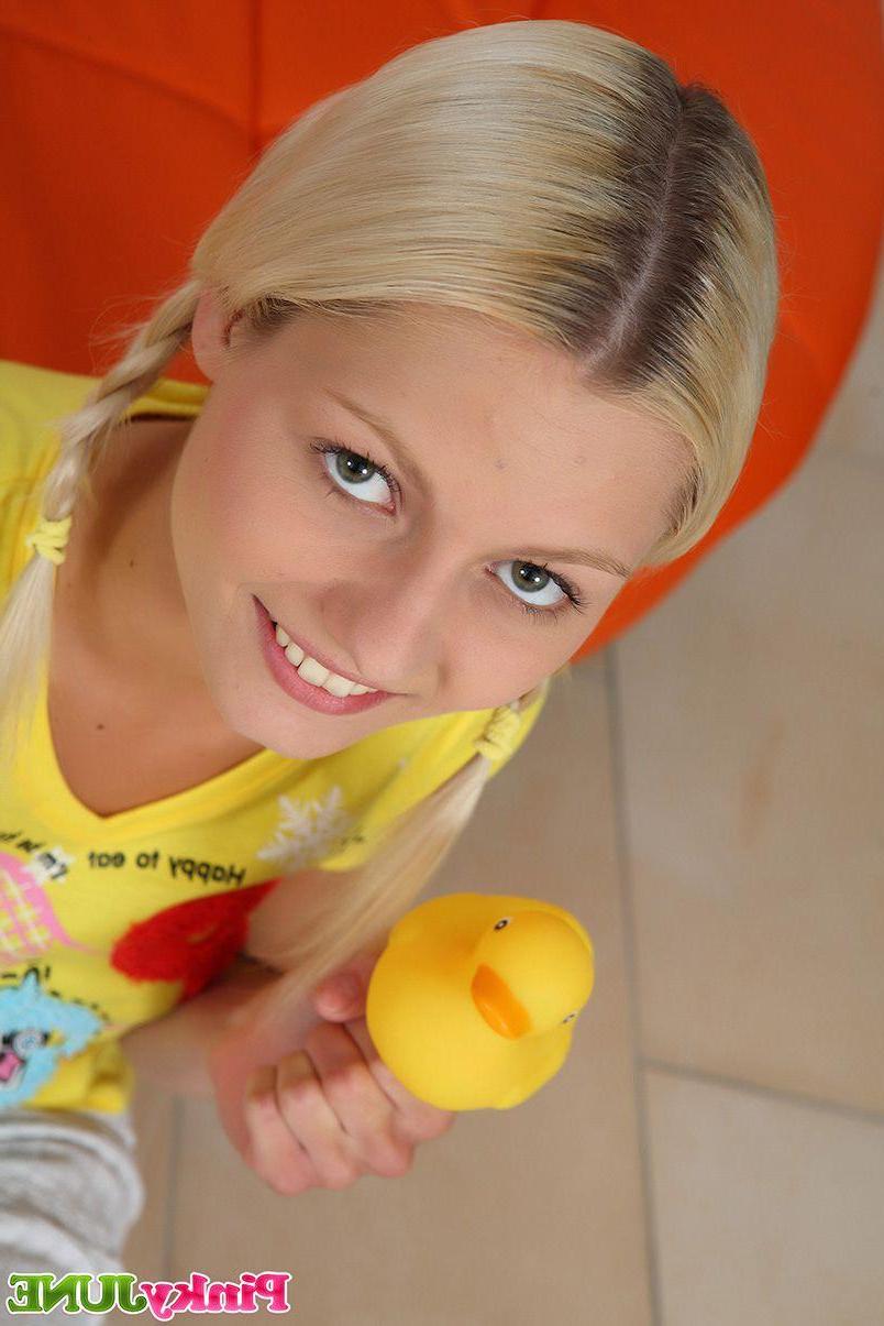 15P Pictures of Pinky June fucking herself with a rubber ducky