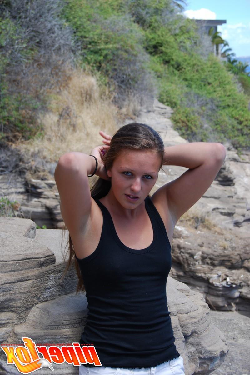 15P Pictures of Piper Fox totally nude outside