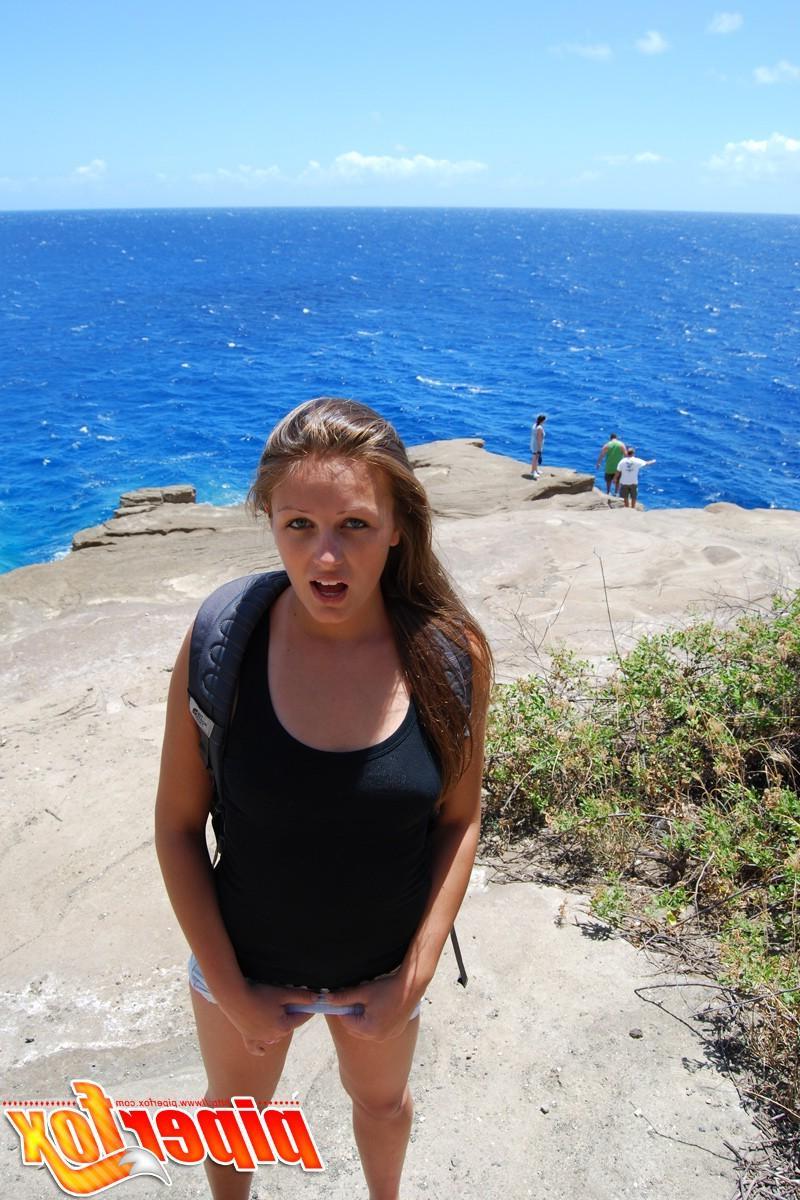 15P Pictures of Piper Fox totally nude outside