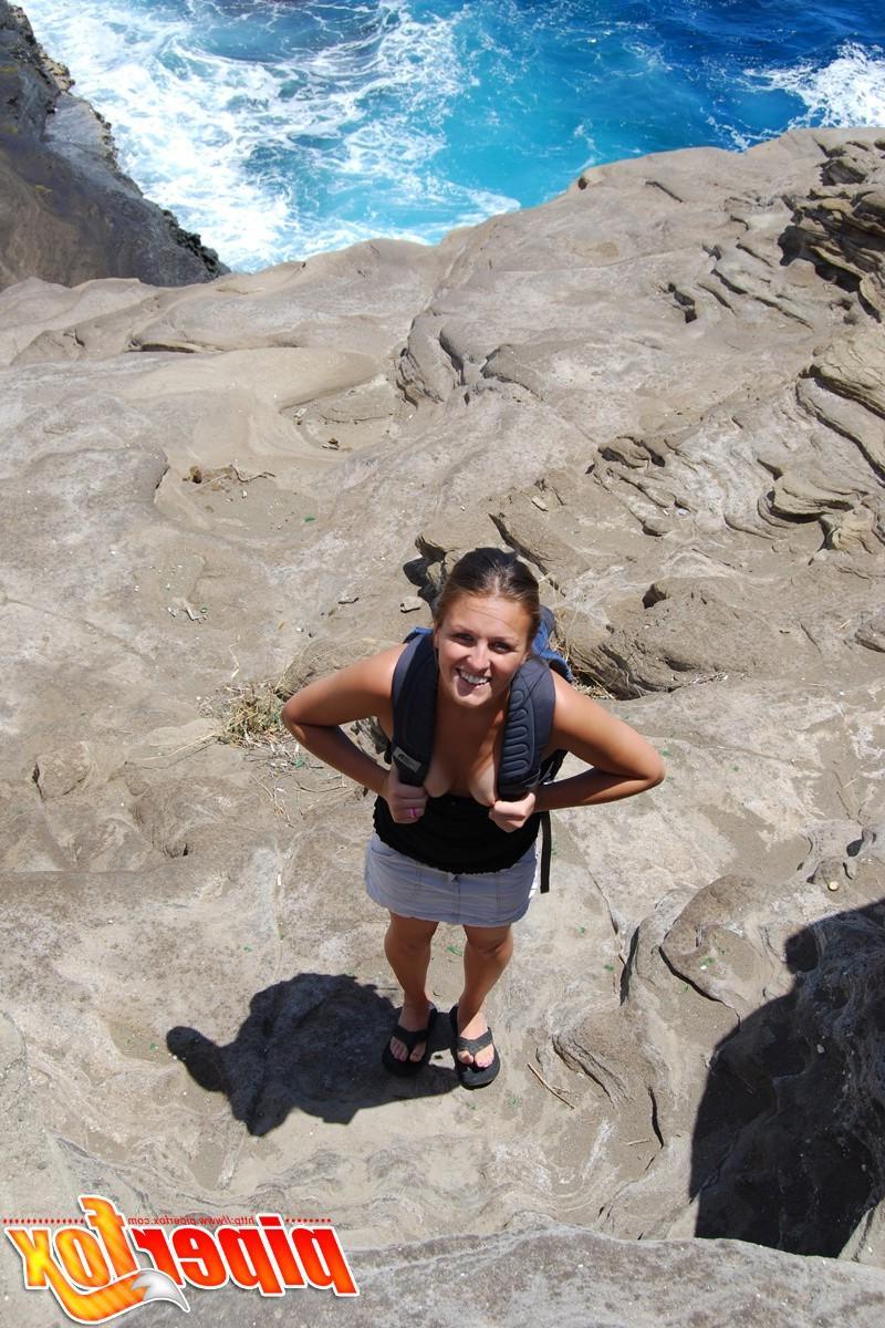 15P Pictures of Piper Fox totally nude outside