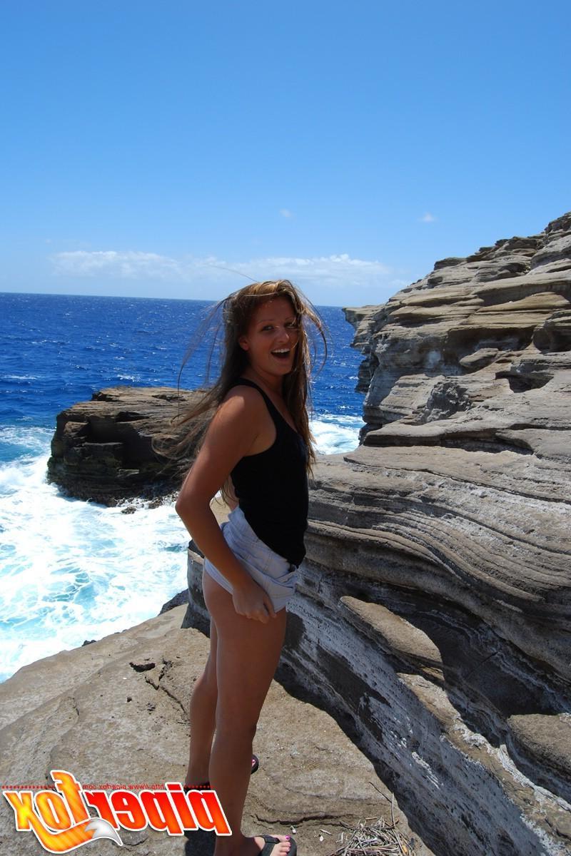 15P Pictures of Piper Fox totally nude outside