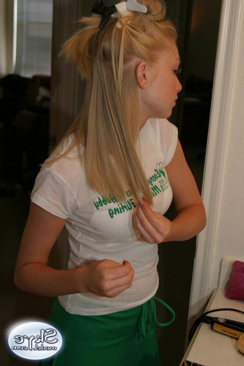12P Watch as blonde teen Skye gets ready for her photoshoot as she puts on her makeup