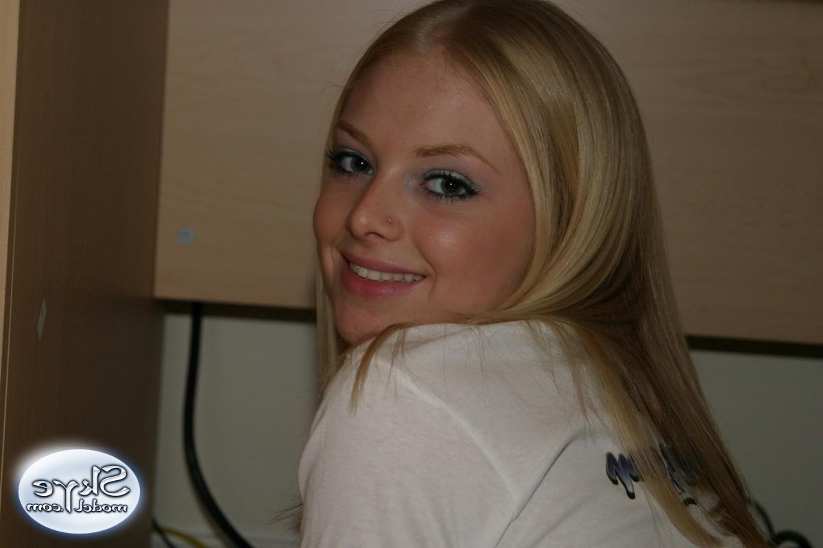 12P Skye shows off her tight round ass in a pair of very short shorts at her friends office